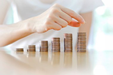 Tasarruf, iş kadını sikke sütun artan içine istifleme