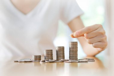 Kadınlar sikke yığını para para büyüme kavramı için koymak