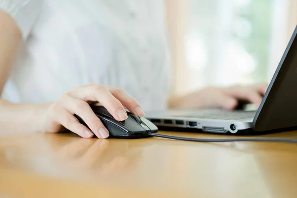 Imagem de mãos femininas clicando no mouse do computador — Fotografia de Stock