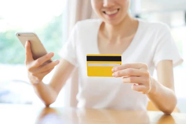 Portrait of a happy woman buying online with a smart phone — Stock Photo, Image