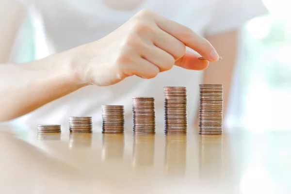 Savings, business woman stacking coins into increasing columns — Stock Photo, Image