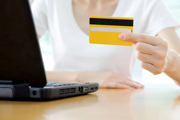 Händerna håller kreditkort och använder laptop. Onlineshoppning — Stockfoto