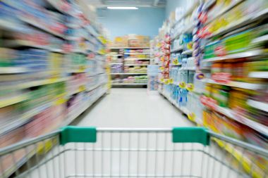 Süpermarket alışveriş sepeti görünümünde Hareket Bulanıklığı ile alışveriş