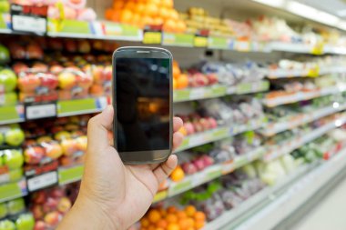 genç kadının pazar sepete gıda ile yakın çekim