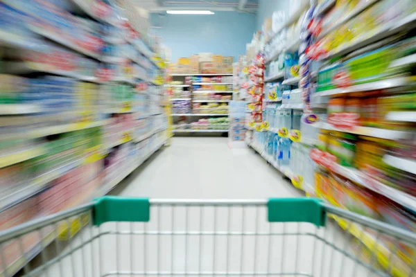 Winkelen in de supermarkt winkelen Winkelwagen bekijken met bewegingsonscherpte — Stockfoto