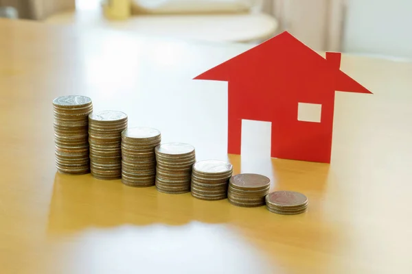 Koncepcja kredyt hipoteczny dom pieniądze z monet — Zdjęcie stockowe