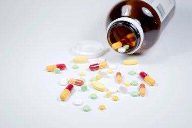 hapları üzerinde beyaz şişe