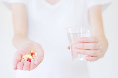 Hap ve üzerinde beyaz izole su ile el