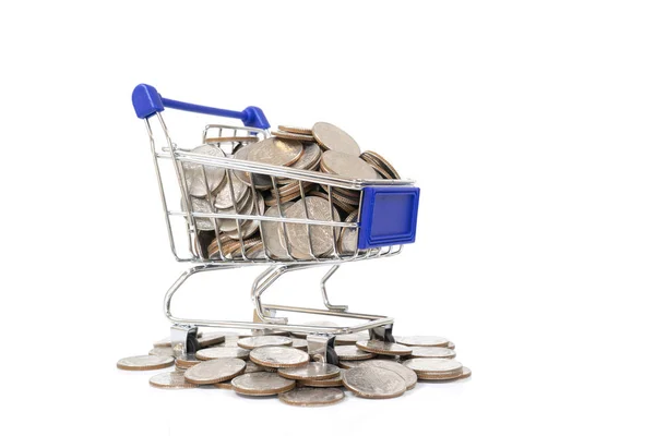 Mini coș de cumpărături cu monede pe fundal alb — Fotografie, imagine de stoc