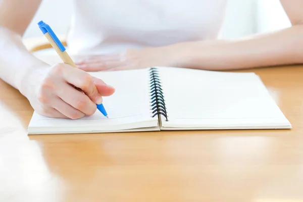 Kézírás, egy tollat ír egy füzetbe. — Stock Fotó