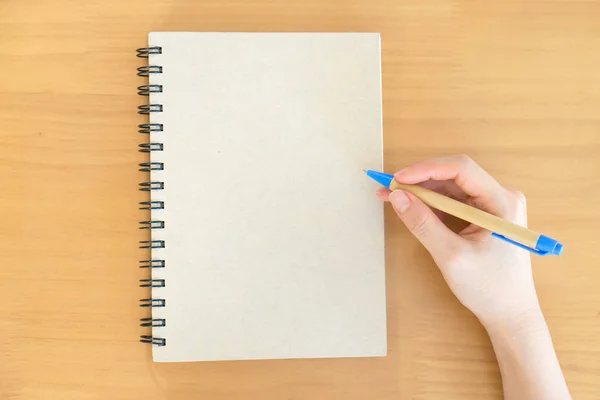 Női kéz tollal, jegyzetfüzetbe írva. — Stock Fotó