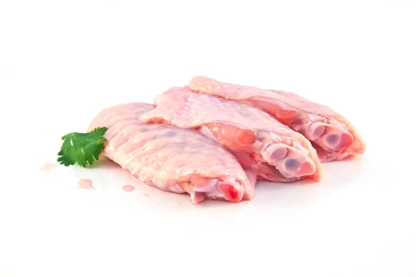 Asa de frango cru isolado no fundo branco — Fotografia de Stock