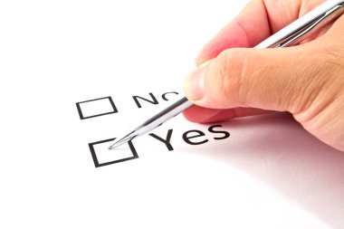 kalem ve beyaz arka plan üzerinde izole onay kutuları ile el 