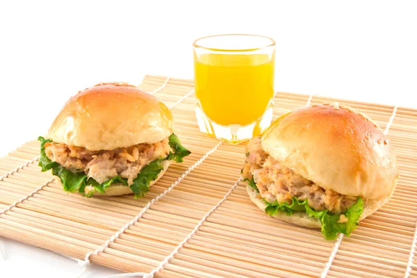 Tuna üzerinde bir mat ve portakal suyu ile iki taze burger — Stok fotoğraf