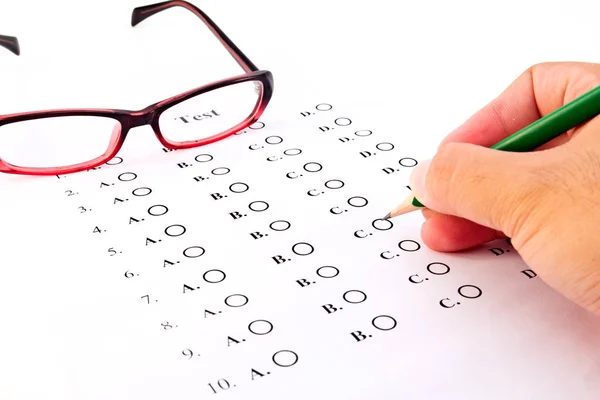 Mano sulla matita scegliendo la lista dei test e bicchieri in esame — Foto Stock