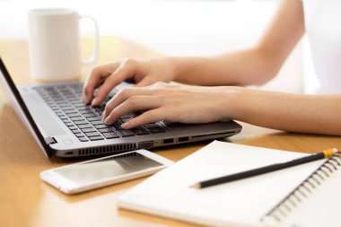 iş, teknoloji ve internet kavramı - comp kıza