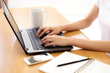 iş, teknoloji ve internet kavramı - comp kıza