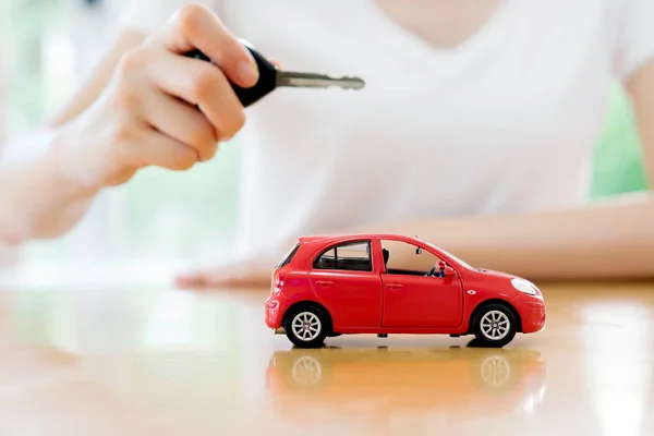 Coche pequeño y llave para el coche, alquiler de coches y el concepto de préstamo de coche —  Fotos de Stock