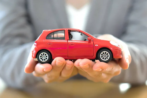 El araba ile. Otomatik bayilik ve Kiralama kavramı arka plan.