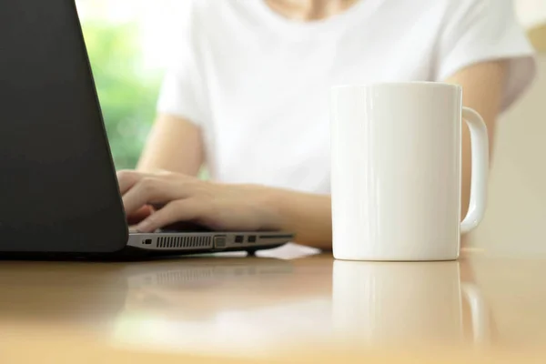 Primo piano di una donna mani digitando un computer portatile in una caffetteria te — Foto Stock