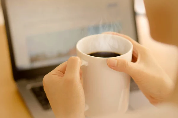 Mladá podnikatelka pití kávy v kanceláři — Stock fotografie