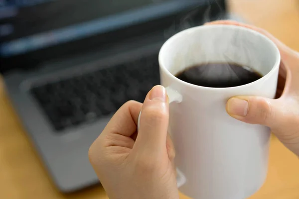 태블릿 컴퓨터-그물도 서를 사용 하 여와 커피를 마시는 사업가 — 스톡 사진