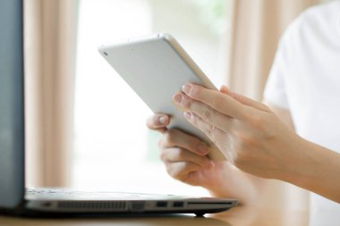 Genç işkadını onun tablet pc kullanarak yakın çekim