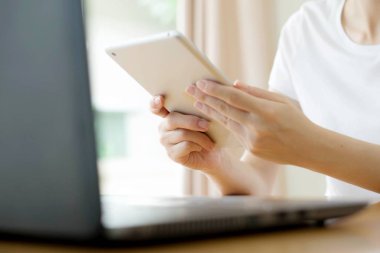 Genç işkadını onun tablet pc kullanarak yakın çekim