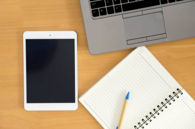 Üstten Görünüm görüntü tablet cihazın, kağıt Not ahşap backgrou üzerinde