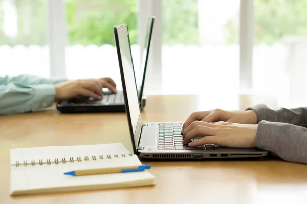 Affärsmän som arbetar med bärbar dator i office — Stockfoto