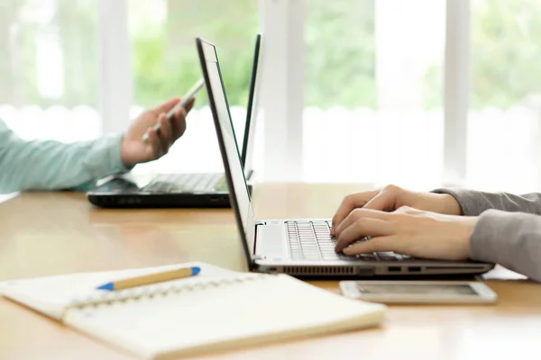 Affärsmän som arbetar tillsammans med laptop i office på skrivbordet — Stockfoto