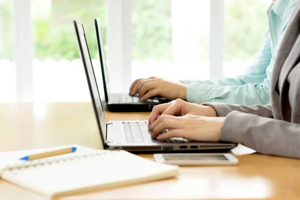 Uomo e donna che lavorano sui loro computer . — Foto Stock