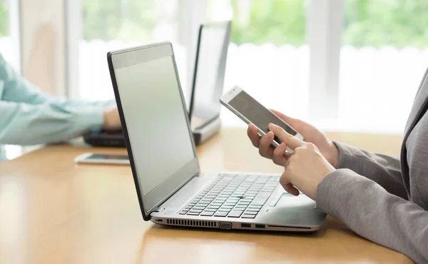 Uomini d'affari che lavorano insieme in ufficio — Foto Stock