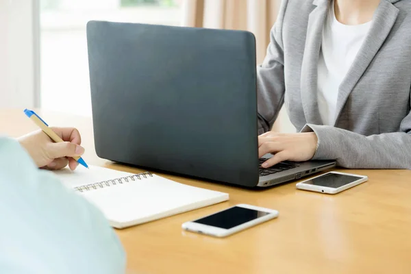 Business team mani al lavoro con rapporti finanziari e un computer portatile — Foto Stock