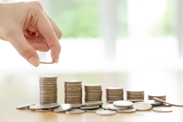 kadın koymak yığmak için paraları sikke