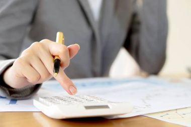 Genç işkadını raporda grafik hesap makinesi ile analiz