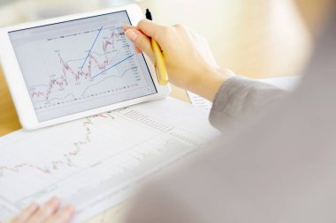 Grafik dijital Tablet üzerinde analiz bir işkadını Close-Up