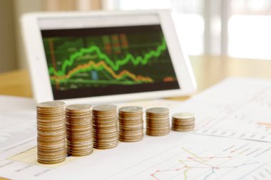 İş ve ekonomi grafik ekranda la sikke yığını büyümek