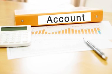 Office ile hesap makinesi ve kalem masa üzerinde turuncu bağlayıcı