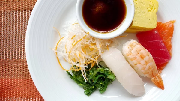 Sushi japonês em uma chapa — Fotografia de Stock