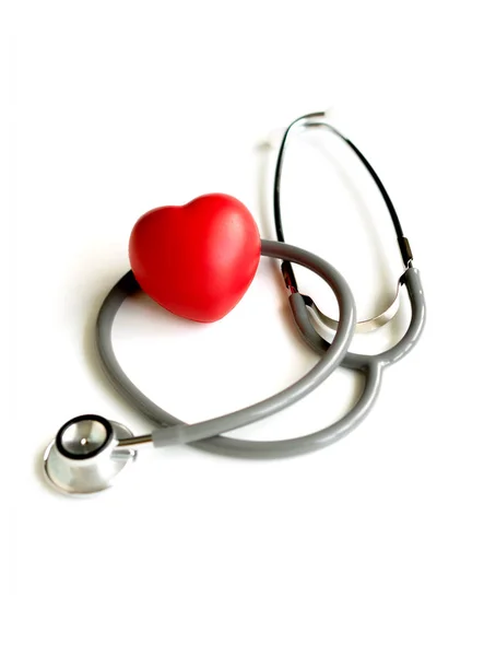 Ein Herz mit Stethoskop, isoliert auf weißem Hintergrund — Stockfoto