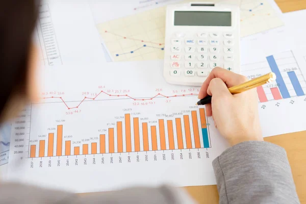 Close-up Of Businesswoman Analyzing Financial Report With Calcul — Stock Photo, Image