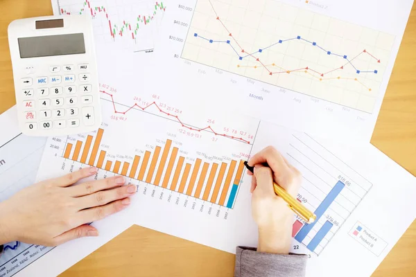 Businesswoman Analyzing Report On Chart With Calculator — Stock Photo, Image