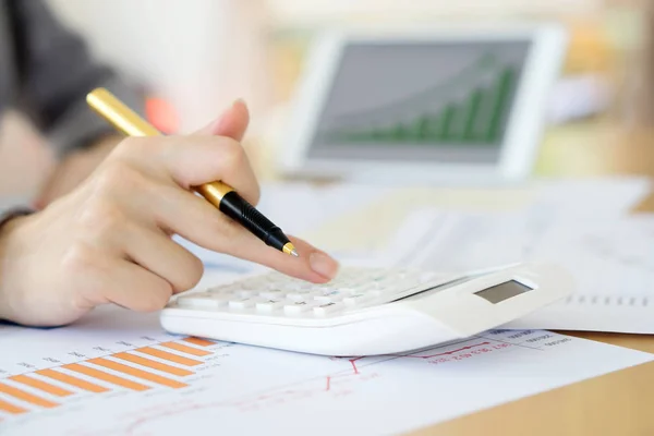 Close-up Of Businesswoman Analyzing Financial Report With Calcul — Stock Photo, Image