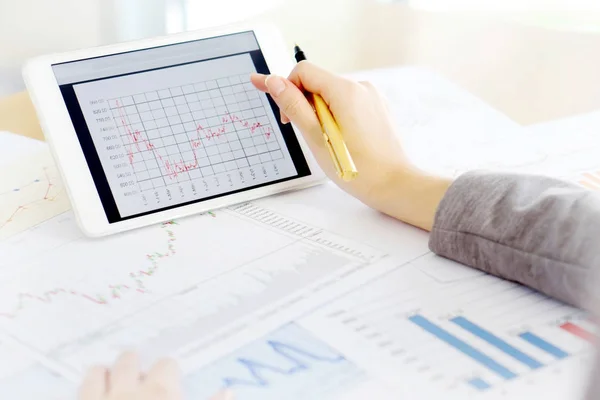 Detailní záběr ruky držící digitální tablet s analýzou grafů, planin — Stock fotografie