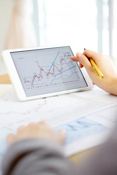 Close-up van zakenvrouw analyseren grafiek op digitale Tablet PC — Stockfoto