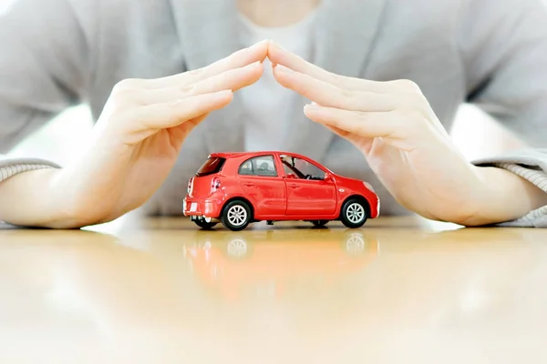 Businesswoman hands and car as protection of car concept — Stock Photo, Image