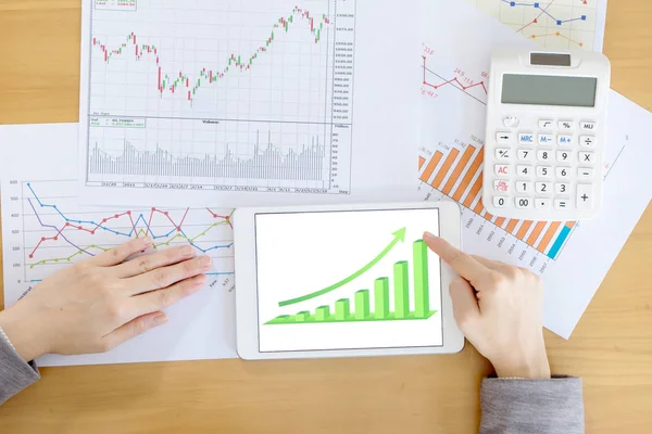 Detail podnikatelka drží digitální Tablet s grafy — Stock fotografie