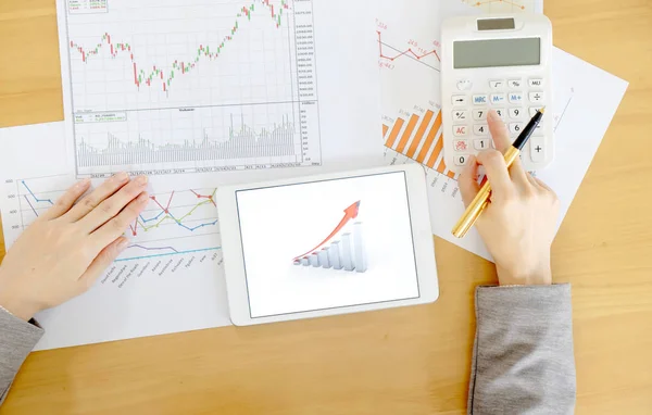 Detail podnikatelka drží digitální Tablet s grafy — Stock fotografie