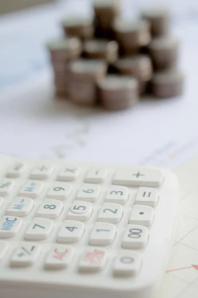 Desenfoque monedas y calculadora — Foto de Stock